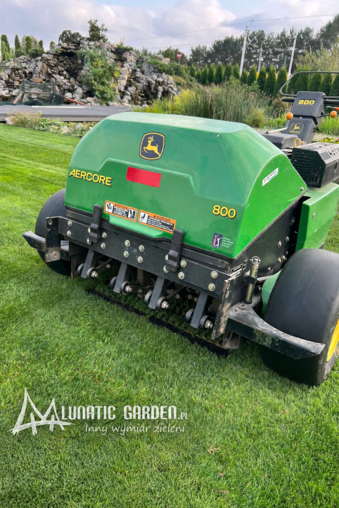 Aeracja trawnika wiosną – napowietrzanie darni i poprawa struktury gleby