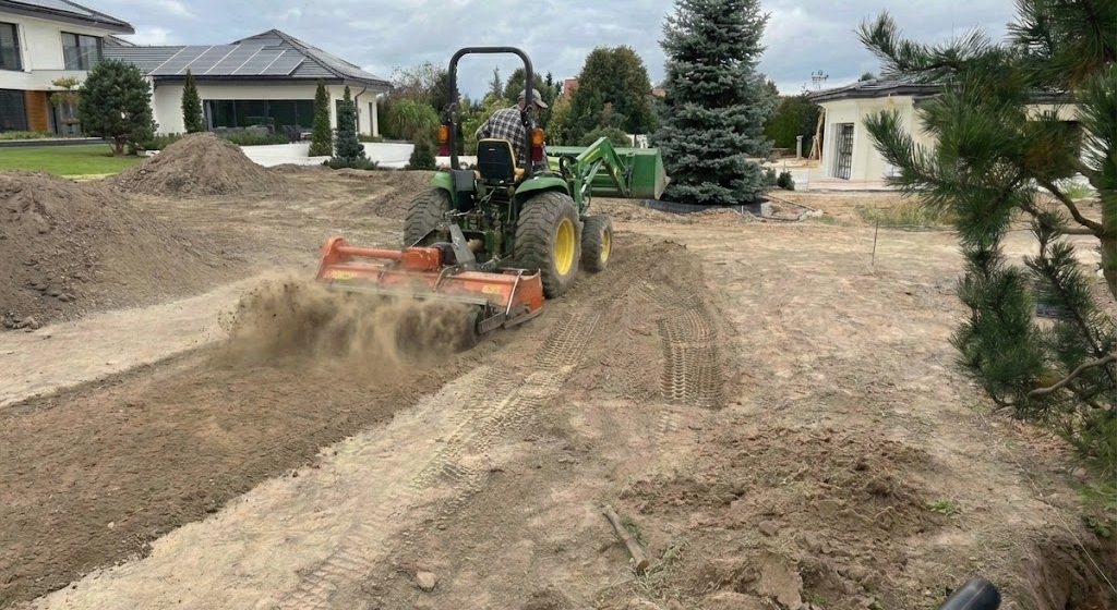rozluźnianie terenu glebogryzarką separacyjną na ogrodzie