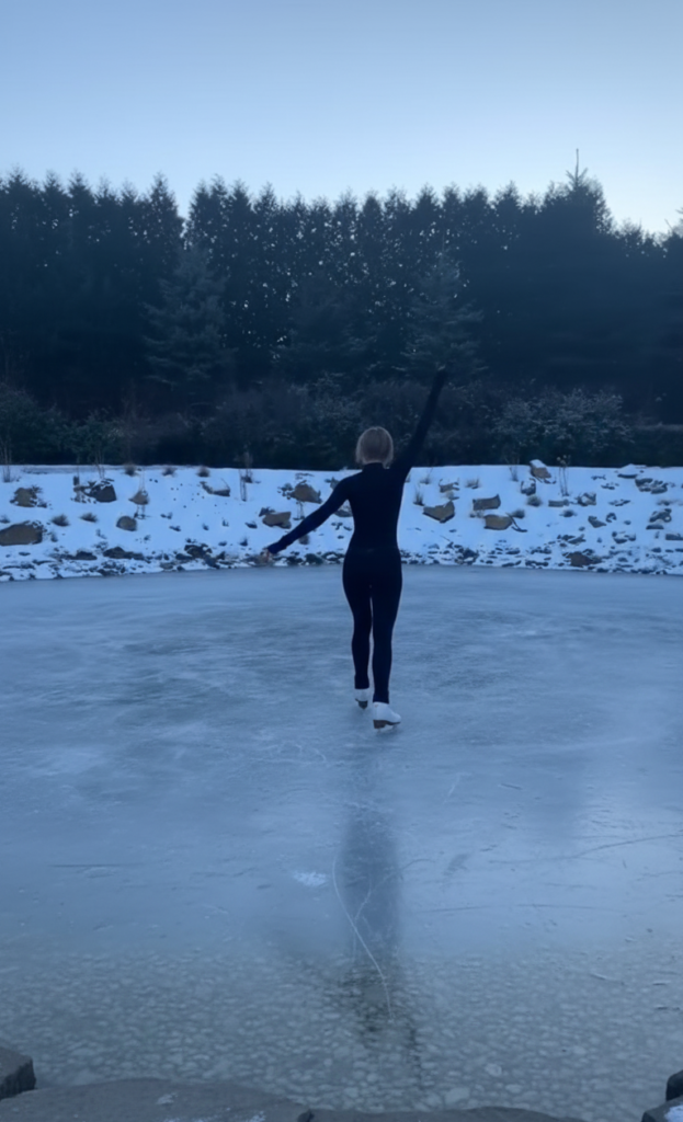 Jazda na łyżwach po stawie kąpielowym 