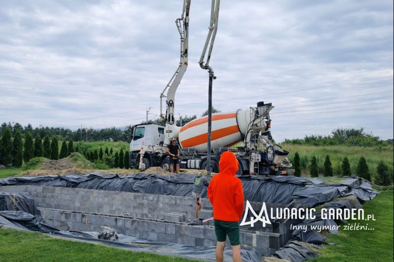 Budowa stawu kąpielowego – hydroizolacja i montaż instalacji